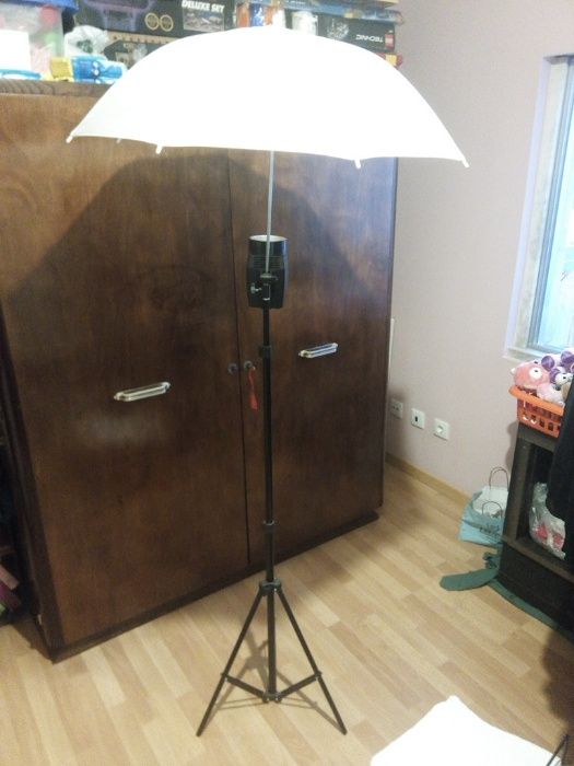 Luz starblitz com sombrinha e tripé