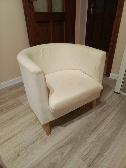 Fotel na drewnianych nogach