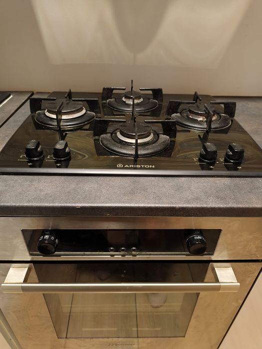 Blat kuchenny ze zlewem baterią i płytą gazową