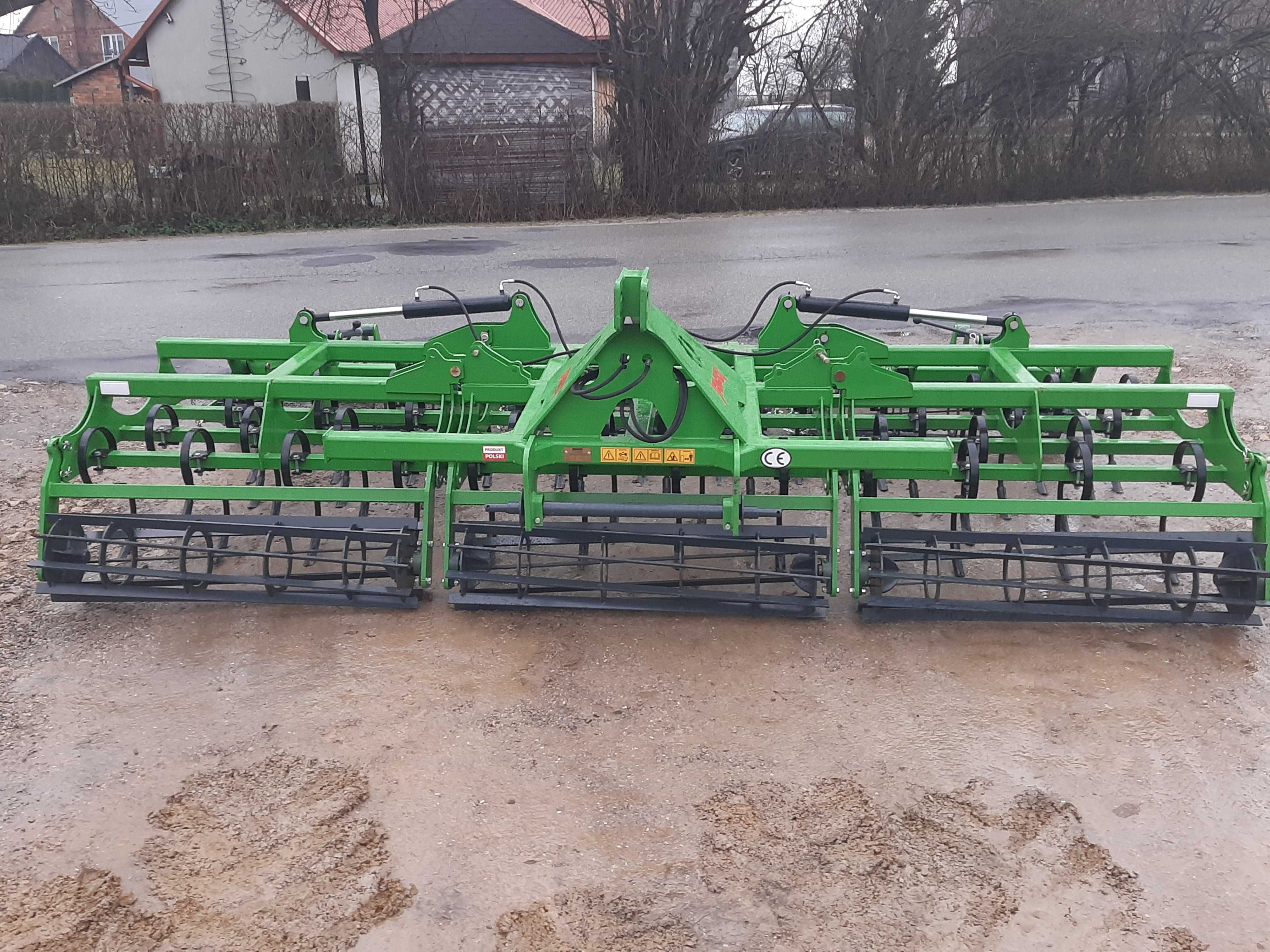 agregat uprawowo przedsiewny/4 rzędy zębów składany hydraulicznie