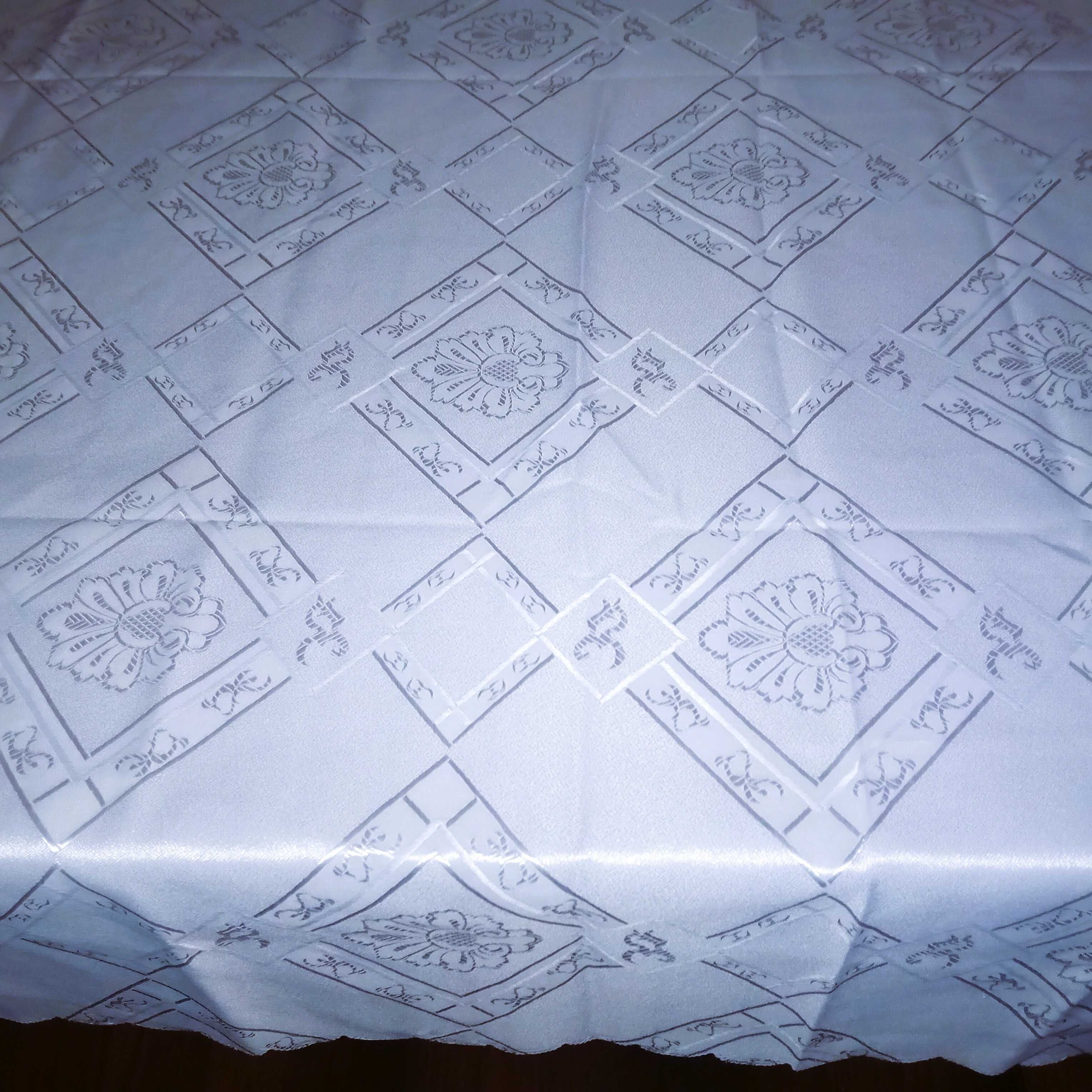 biały polyestrowy ( plamodporny ) obrus 108cm x155cm
