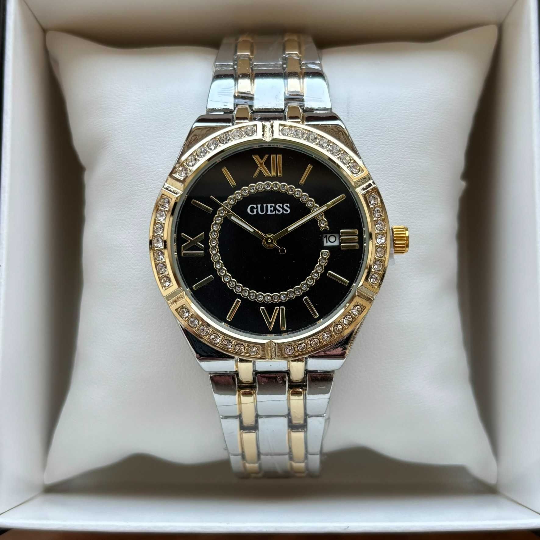 Жіночий годинник на браслеті Guess комбінованого кольору
