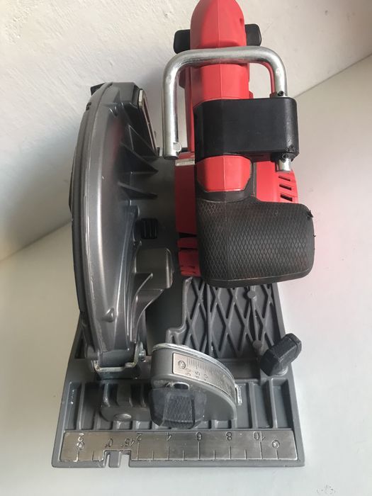 Безщіткова циркулярна пила Milwaukee M18 CCS66 з Англії