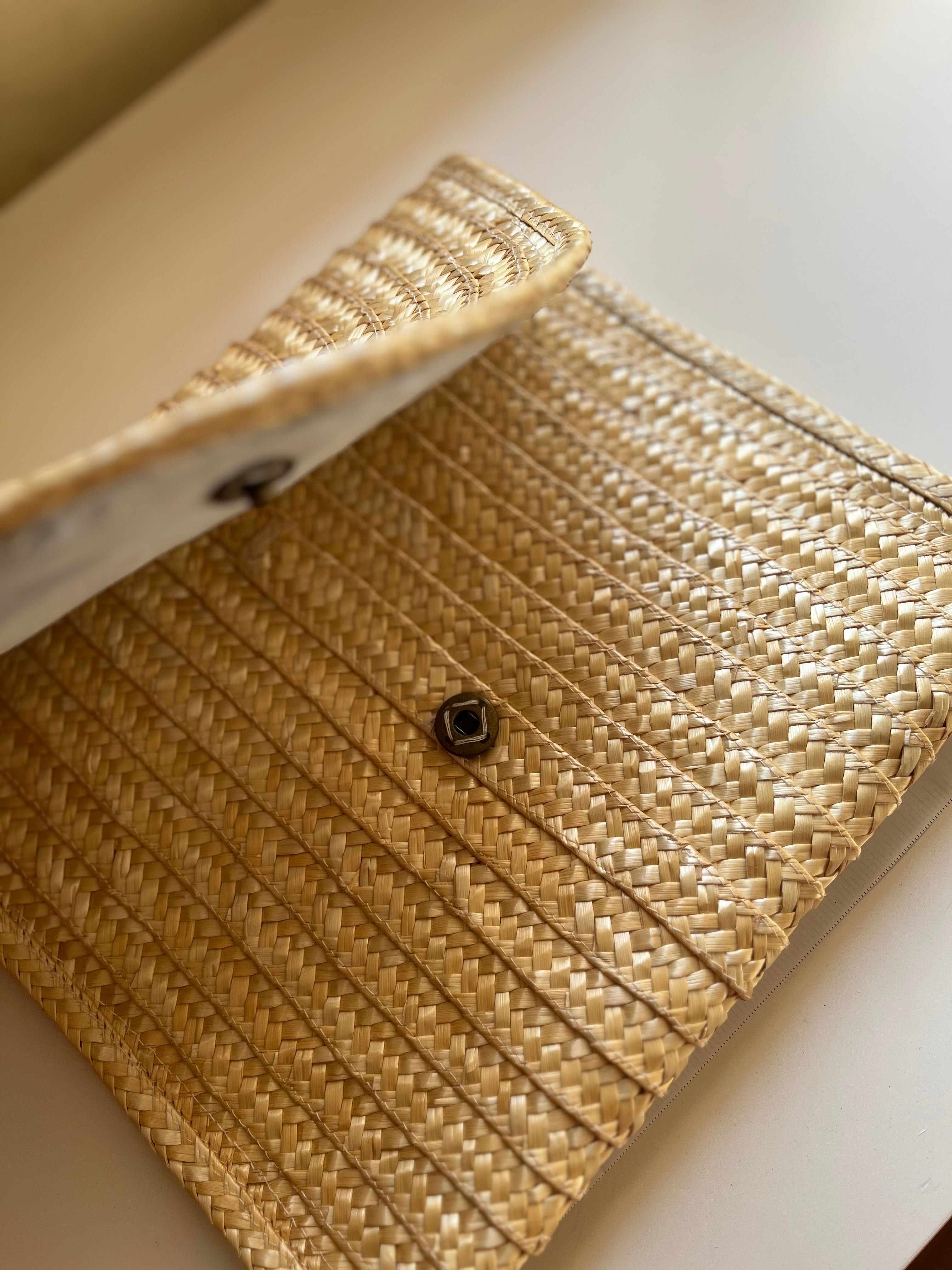 Carteira tipo clutch em palha de centeio (Novo)