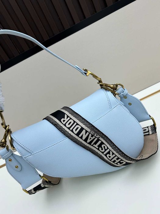 Dior torba na siodło niebieski saddle tekstura dłoni, torebka