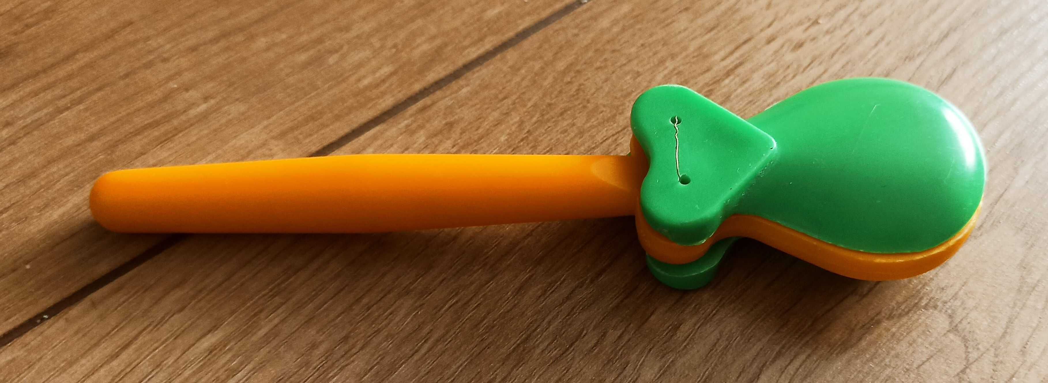 mała kołatka zabawka dla dziecka używana zielono-żółta