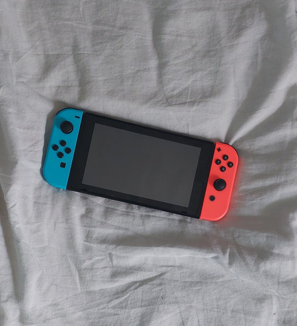 Nintendo Switch - z akcesoriami (bez ładowarki))