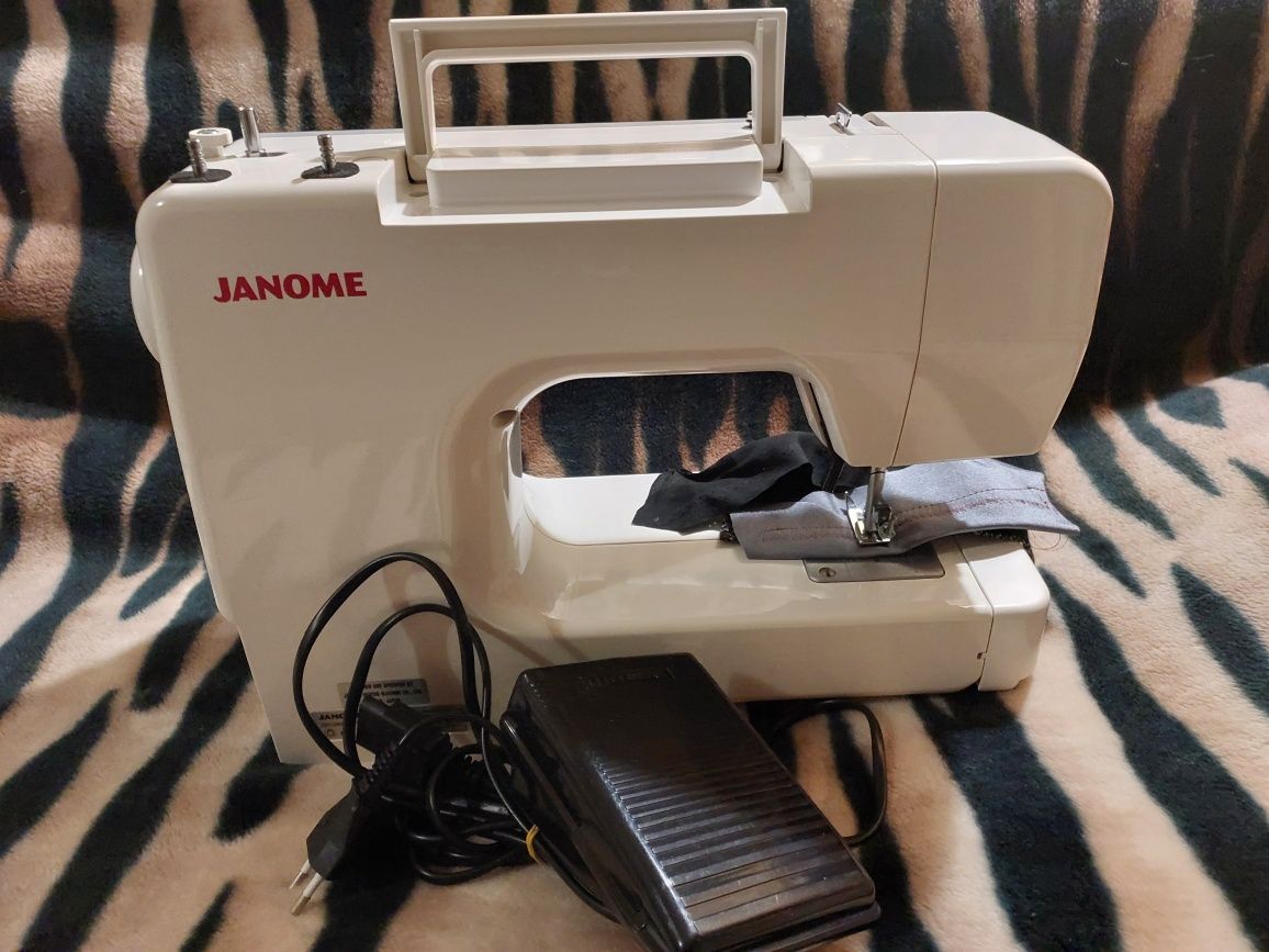 Продам швейную машинку janome в отличном состоянии