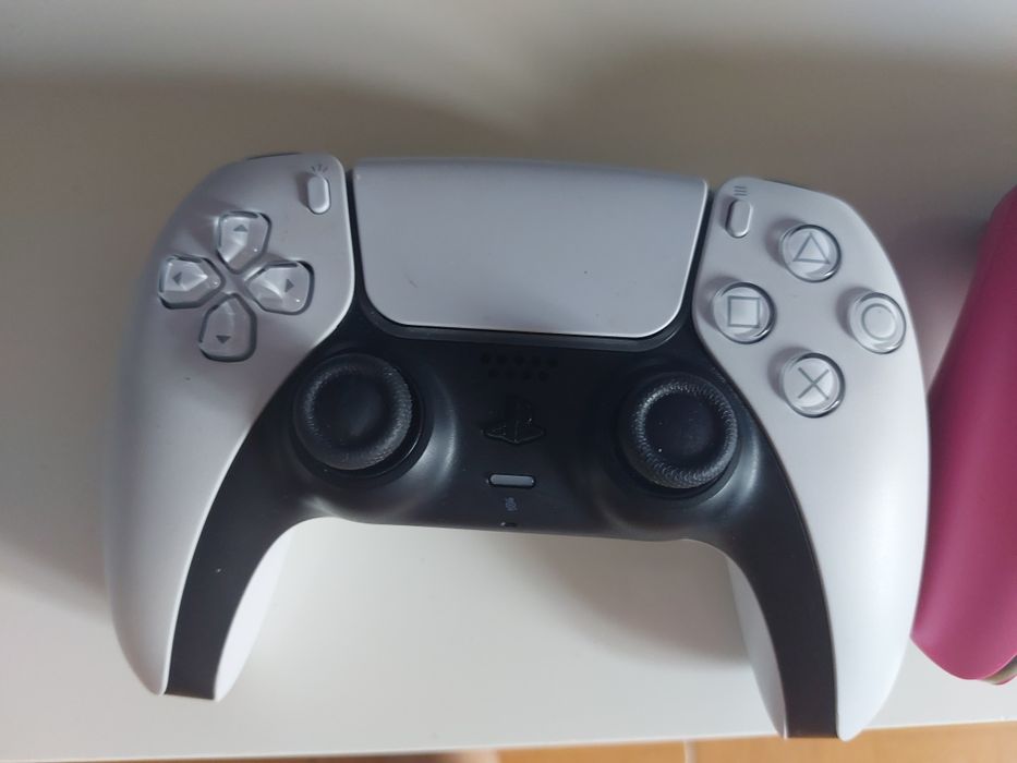 PS5 1TB (digital+disco)+ 2 controlos + 3 jogos