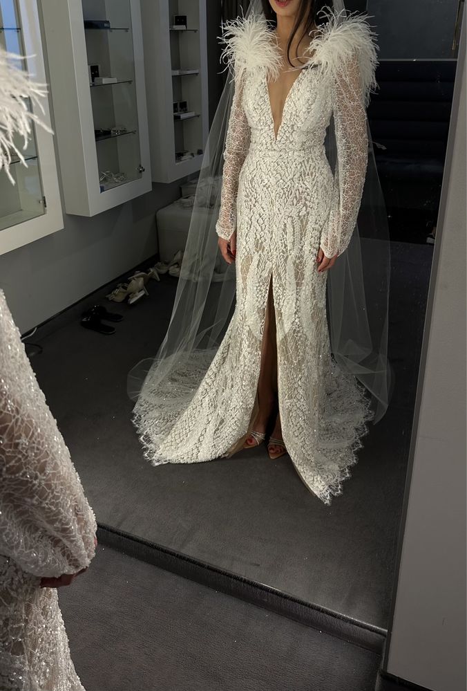 Koronkowa suknia ślubna Madonna Milla Nova odpinane rękawy i pióra