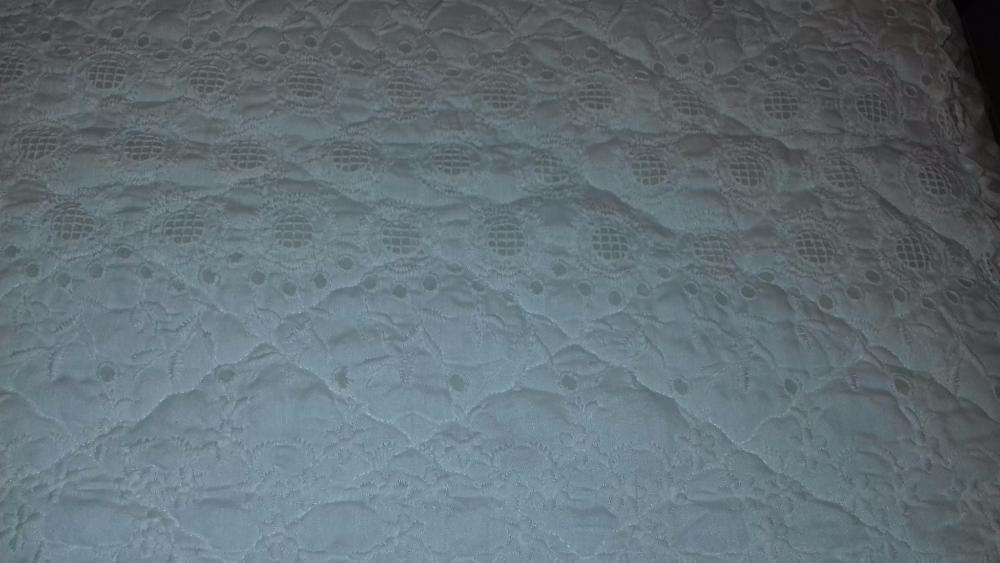 Edredon em branco com fronhas