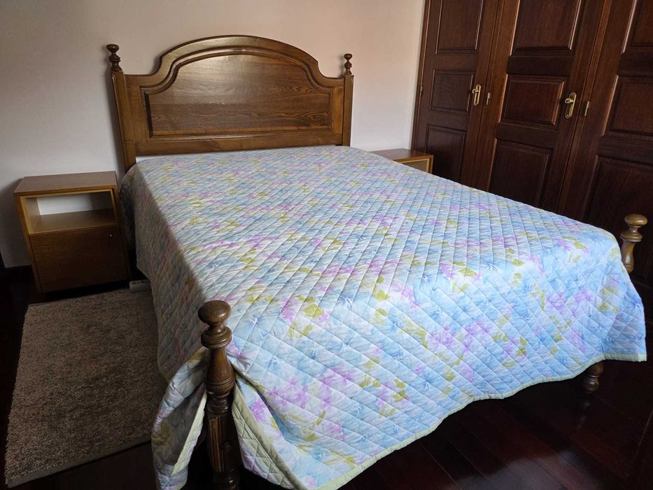 Mobília de Quarto Casal Pinho (Cama, Cómoda, Mesas Cabeceiras)
