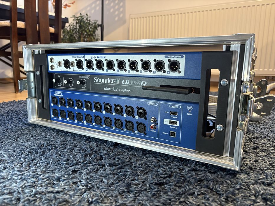 Soundcraft UI24r + case