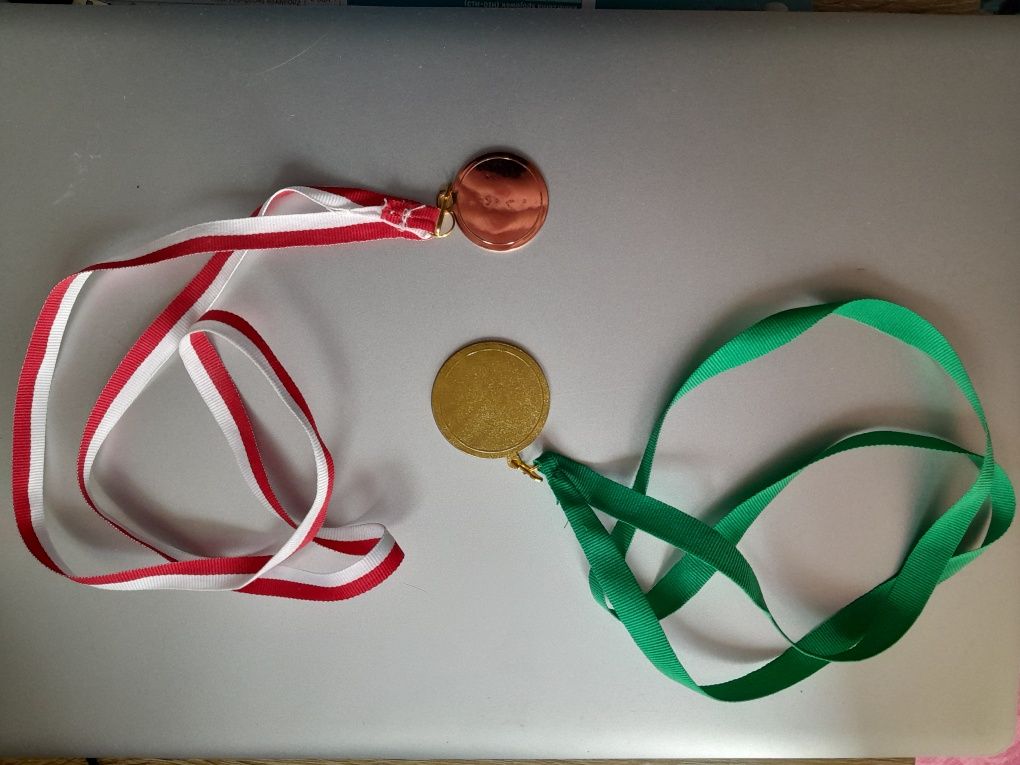 Medale metalowe, złoty i miedziany