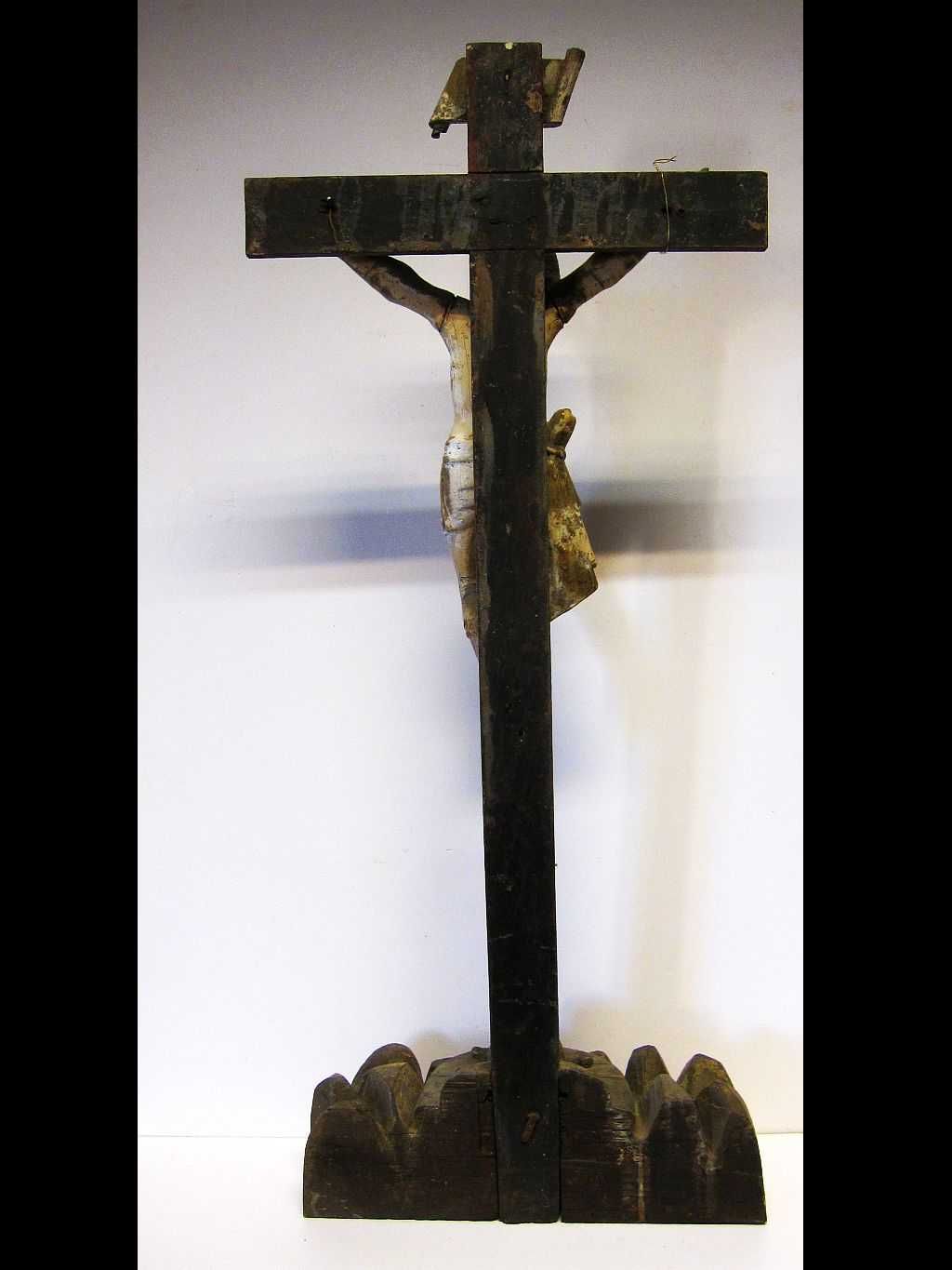 grande antigo crucifixo em madeira com Cristo policromado-Sec. XIX