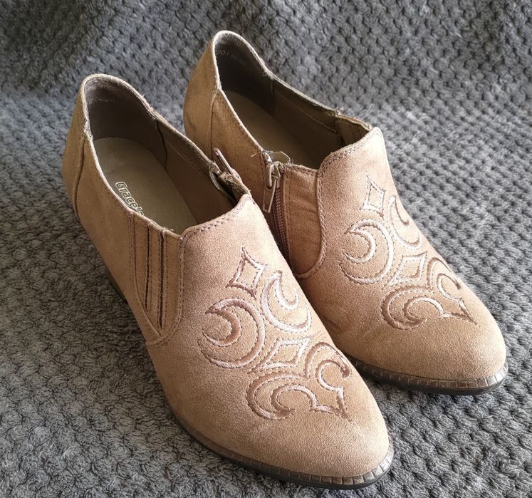 Botki buty na obcasie półbuty ciemny beż z wzorem