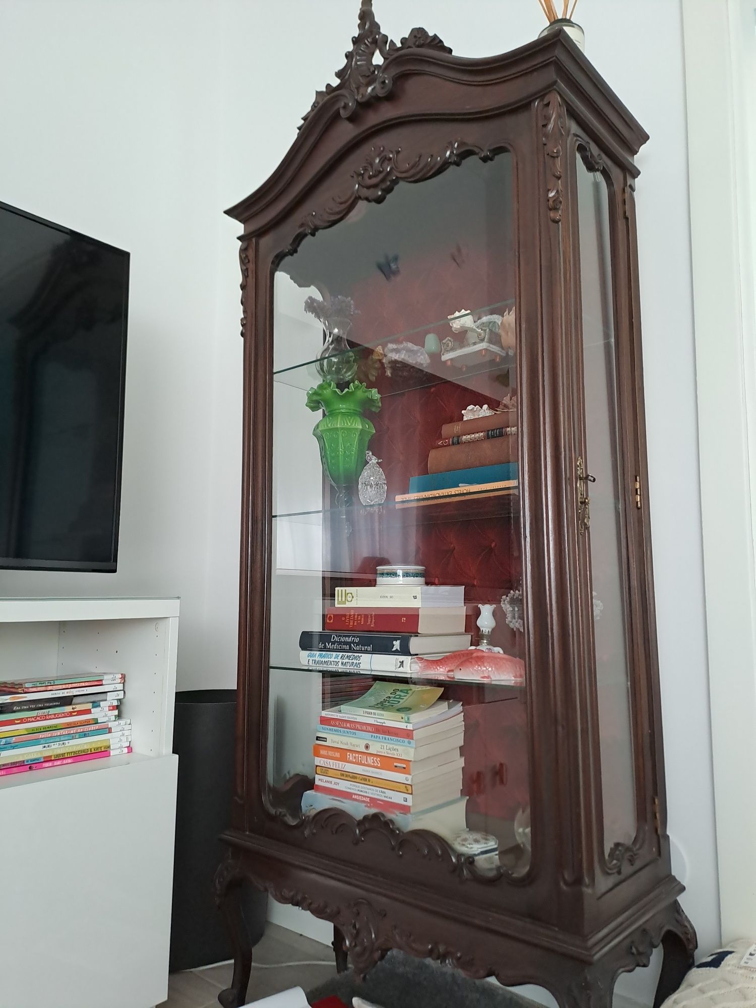 Vitrine antiga com capitoné