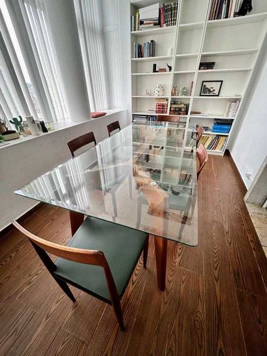 Mesa com tampo de vidro e pés de madeira maciça - AM.PM