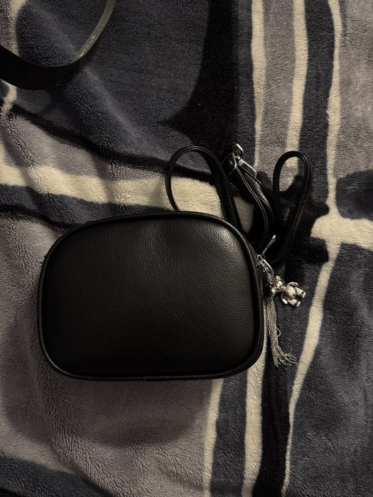 Чорная сумка через плечо в хорошем состоянии