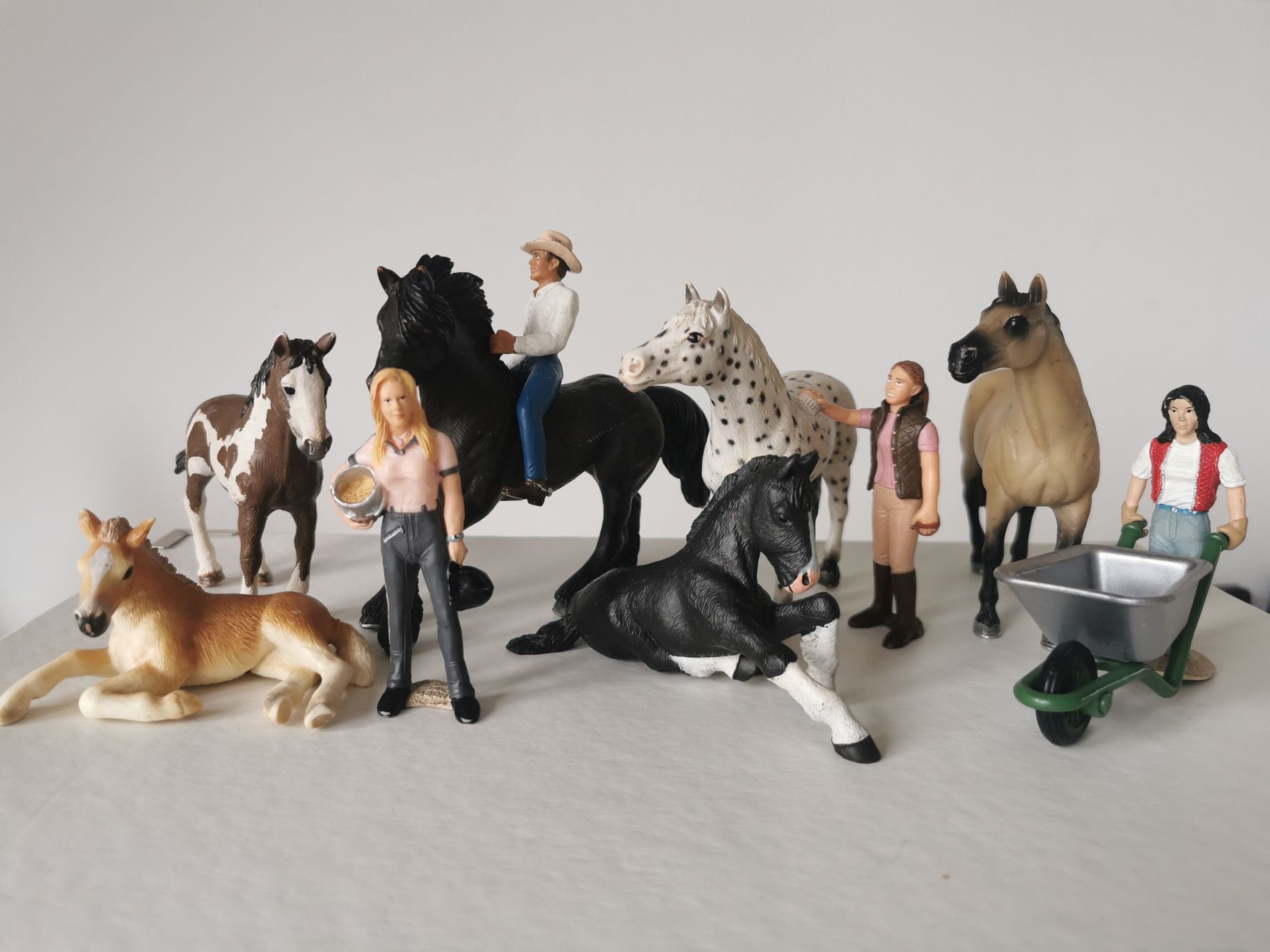 Karmiąca opiekunka koni 13454 Schleich figurka