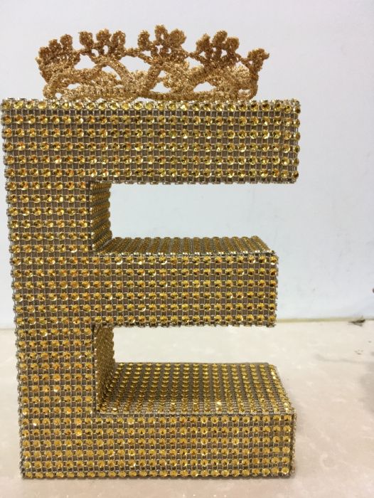 Letras douradas e coroadas