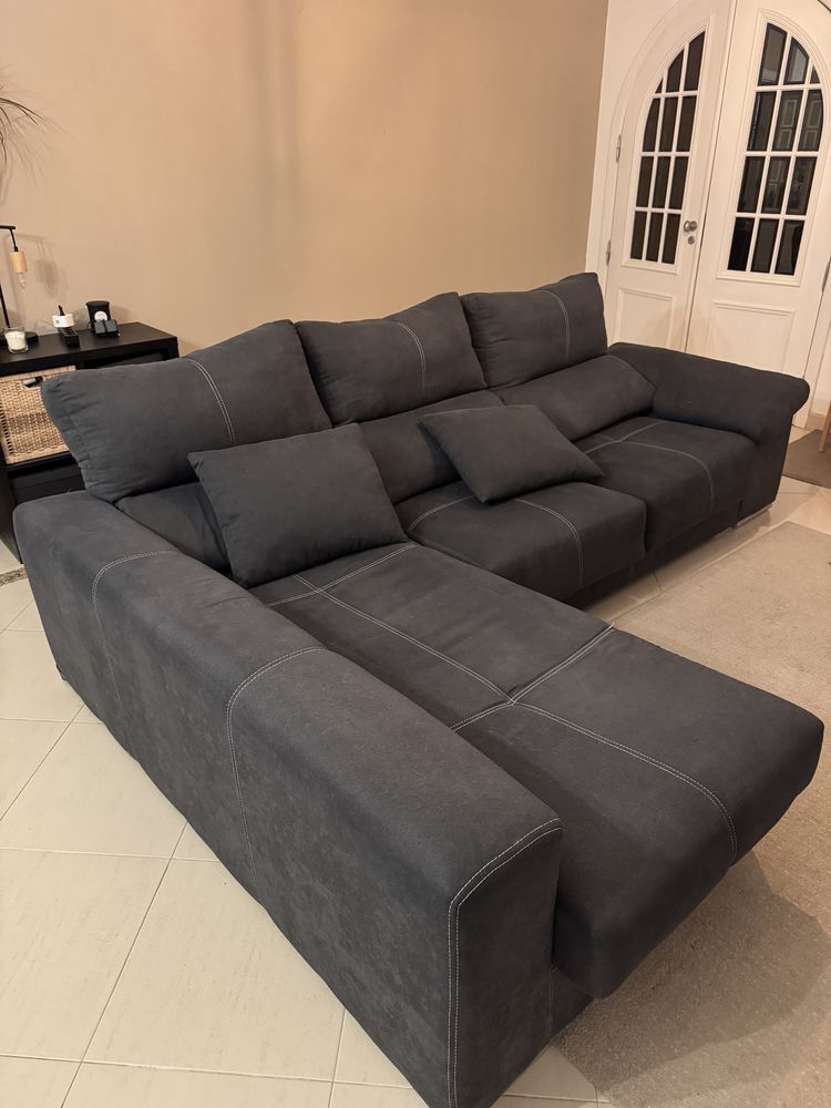 Sofá chaise longue + almofadas e pufes