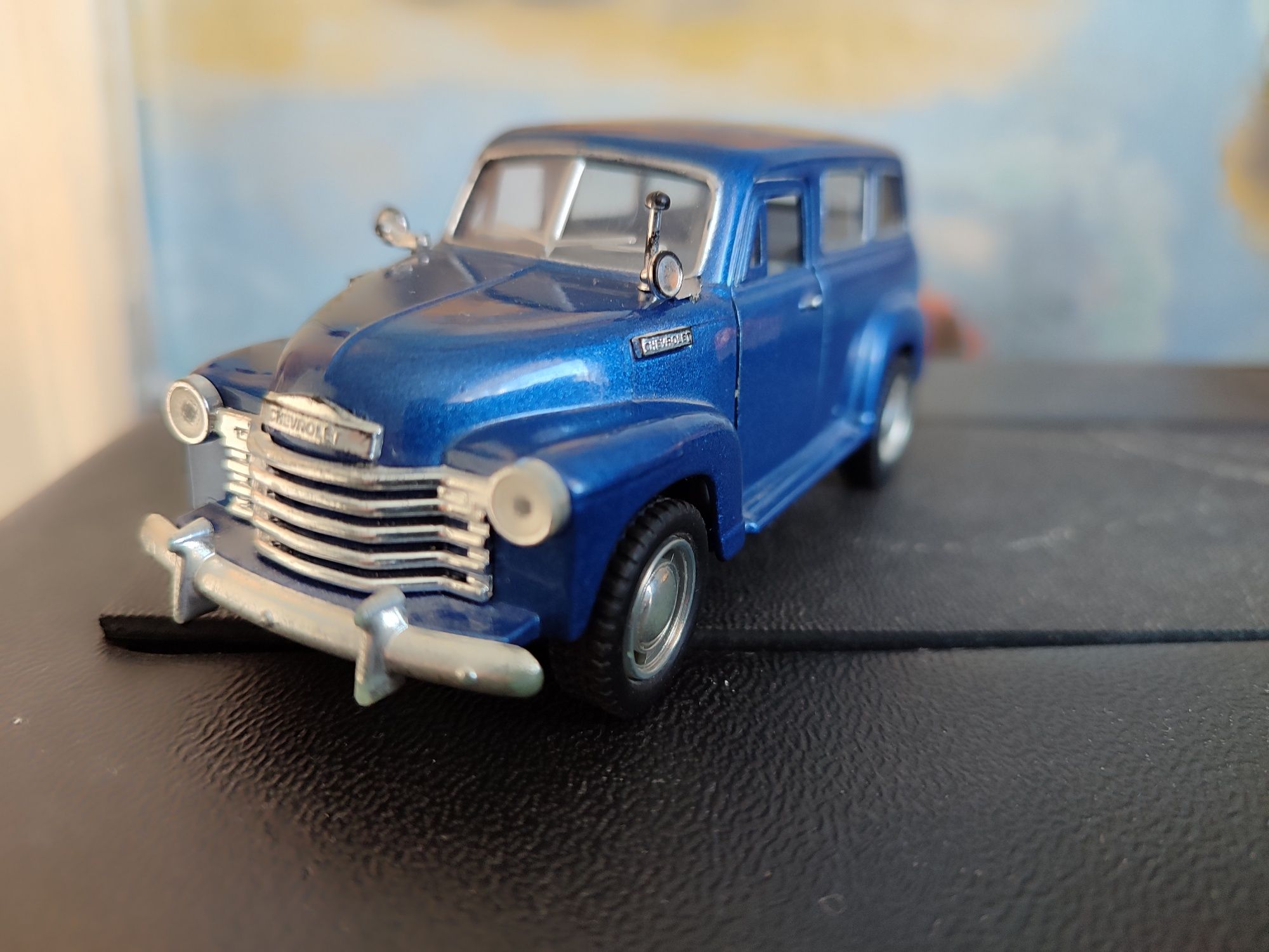 Игрушки Машинка Моделька Shevrolet suburban 1950.