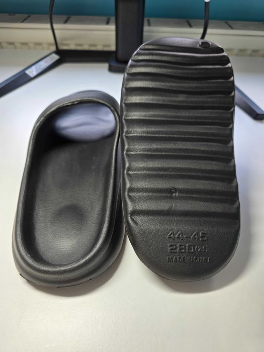 Nowe klapki Yeezy Slides style – czarne, rozmiar 44–45 (27–27,5 cm)