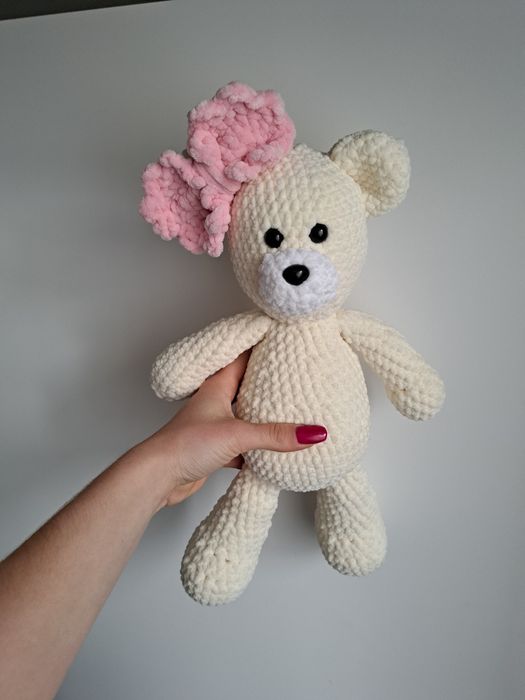 Miś amigurumi z kokardką