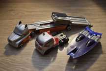 Zestaw Hot Wheels 3 sztuki - 2 ciężarówki + łódka