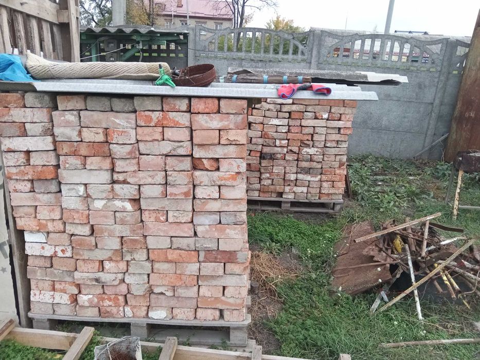 Продам красный б/у кирпич в хорошем состоянии