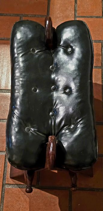 Banco antigo em madeira maciça com assento almofadado em pele