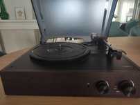 Gira-discos Nedis com colunas