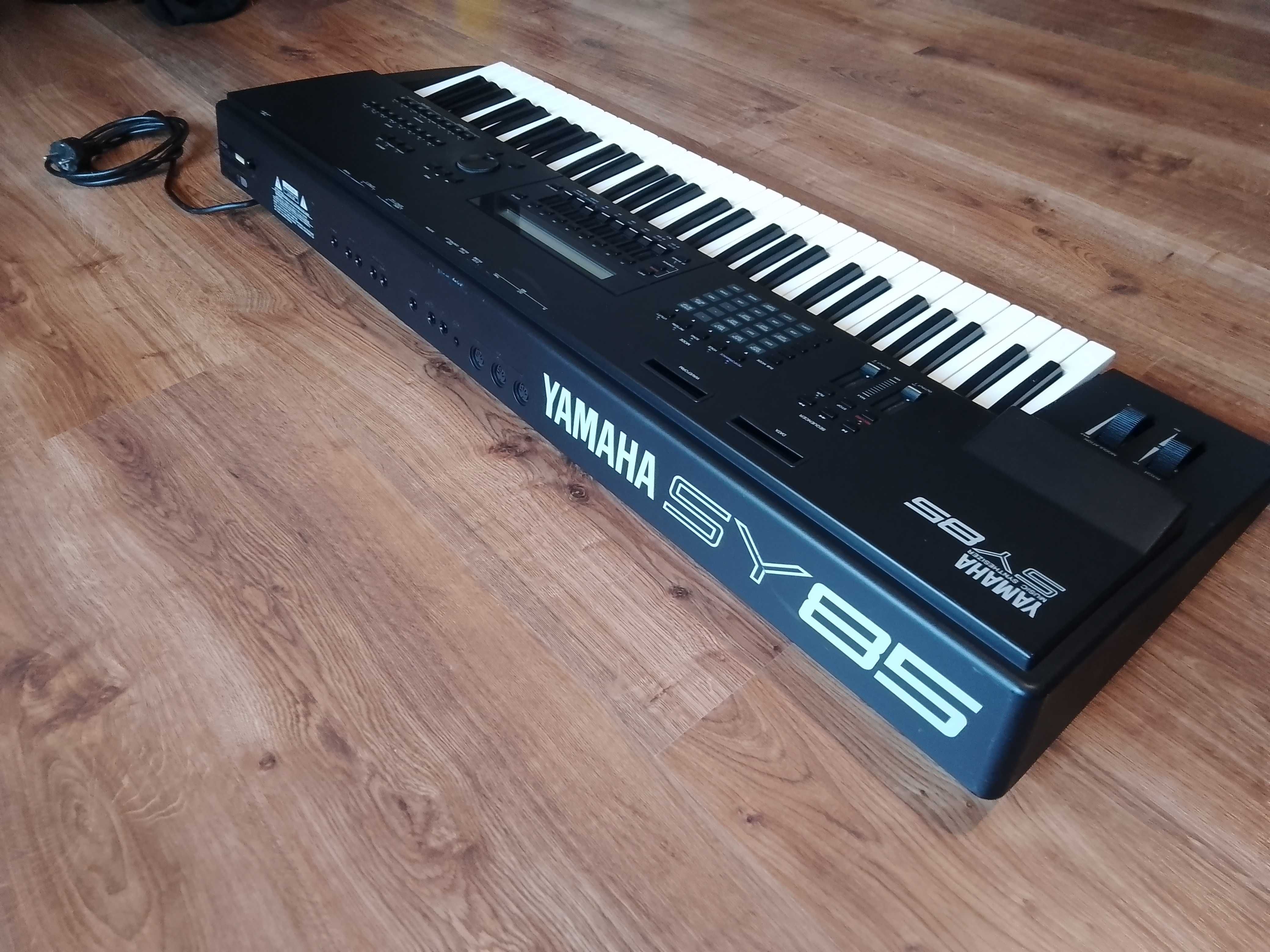 Yamaha SY 85 piękny stan