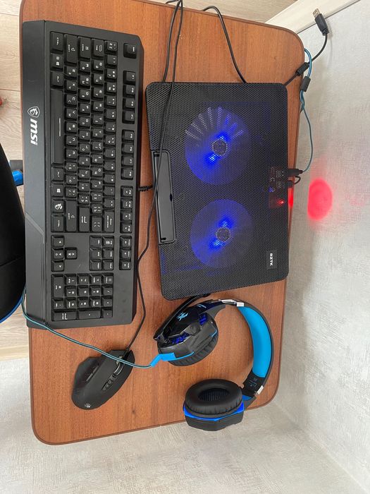 Ігрова мишка, клавіатура, навушники, підставка під ноутбук з охол.