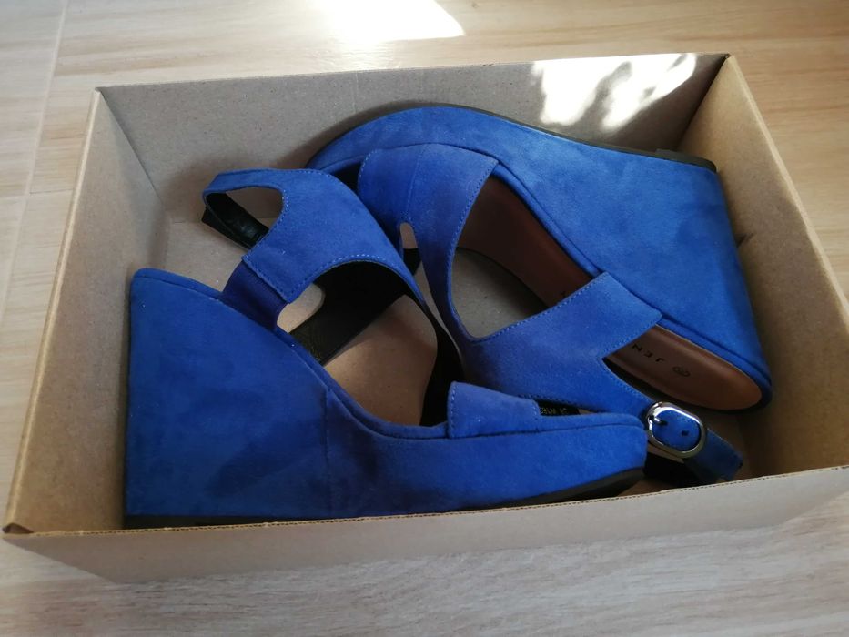 Nowe kobaltowe buty na koturnie