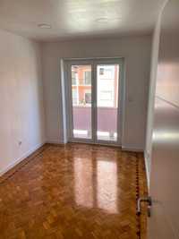 Apartamento T2 à venda na rua Elias Garcia