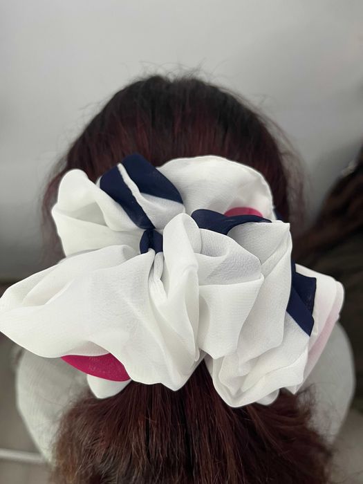 Duża gumka scrunchie – biało-granatowo-różowa, ręcznie szyta, nowa