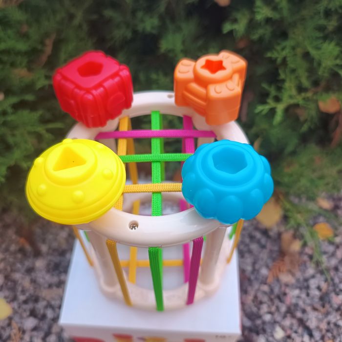 Куб логічний з резиночками 6 брязкалець,іграшка розвиваюча сортер