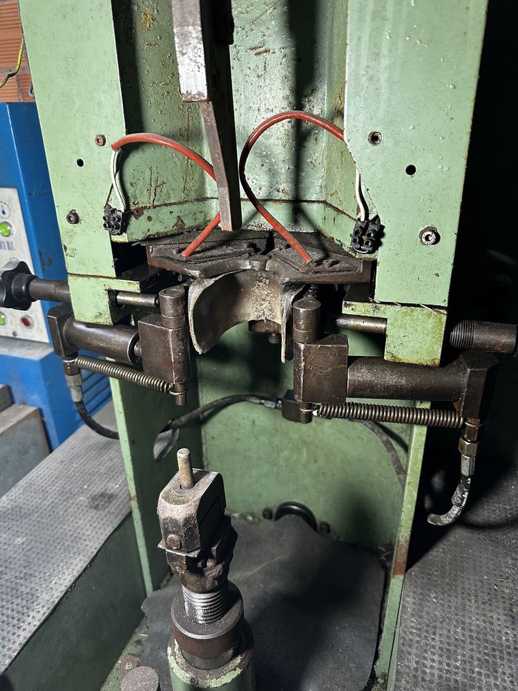 Maquina de fechar calquenheiras