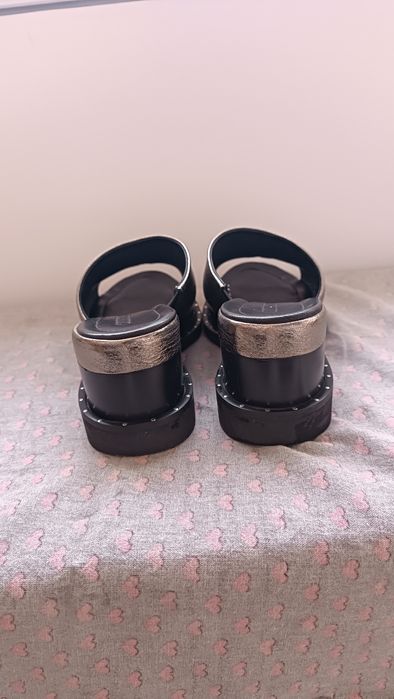 Шлёпанцы на танкетке