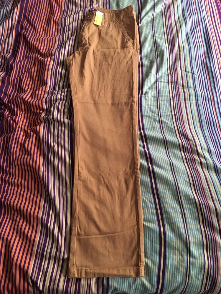 Nowe spodnie z metka. Modny kolor