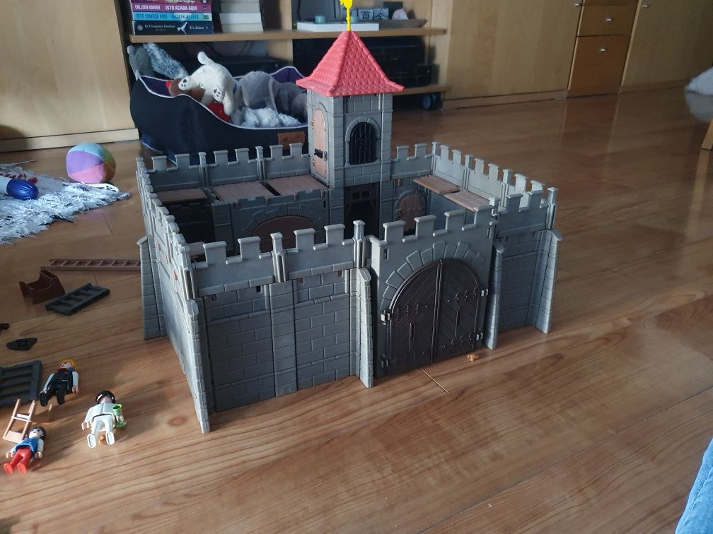lego castelo Playmobil com bonecos e outros adereços