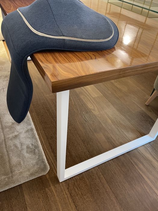 Mesa de madeira maciça com pes de metal