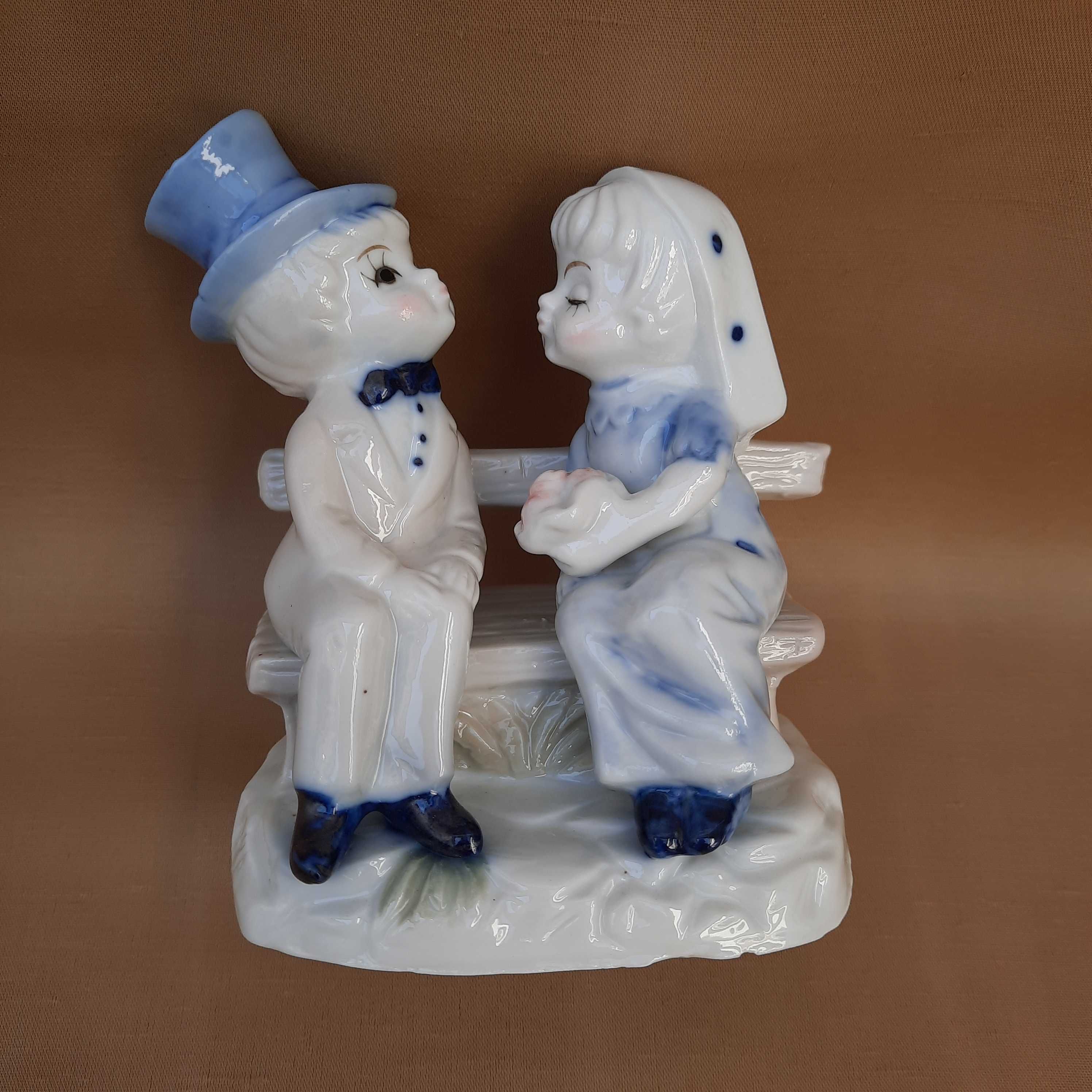 Estatuetas de porcelana. Primeiro beijo.