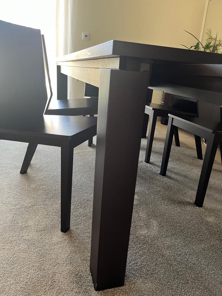Mesa de sala de jantar com cadeiras