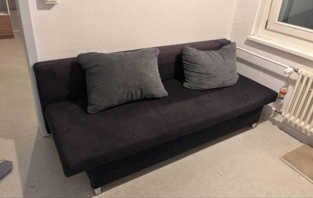 Rozkładana sofa z poduszkami, tapczan, wersalka