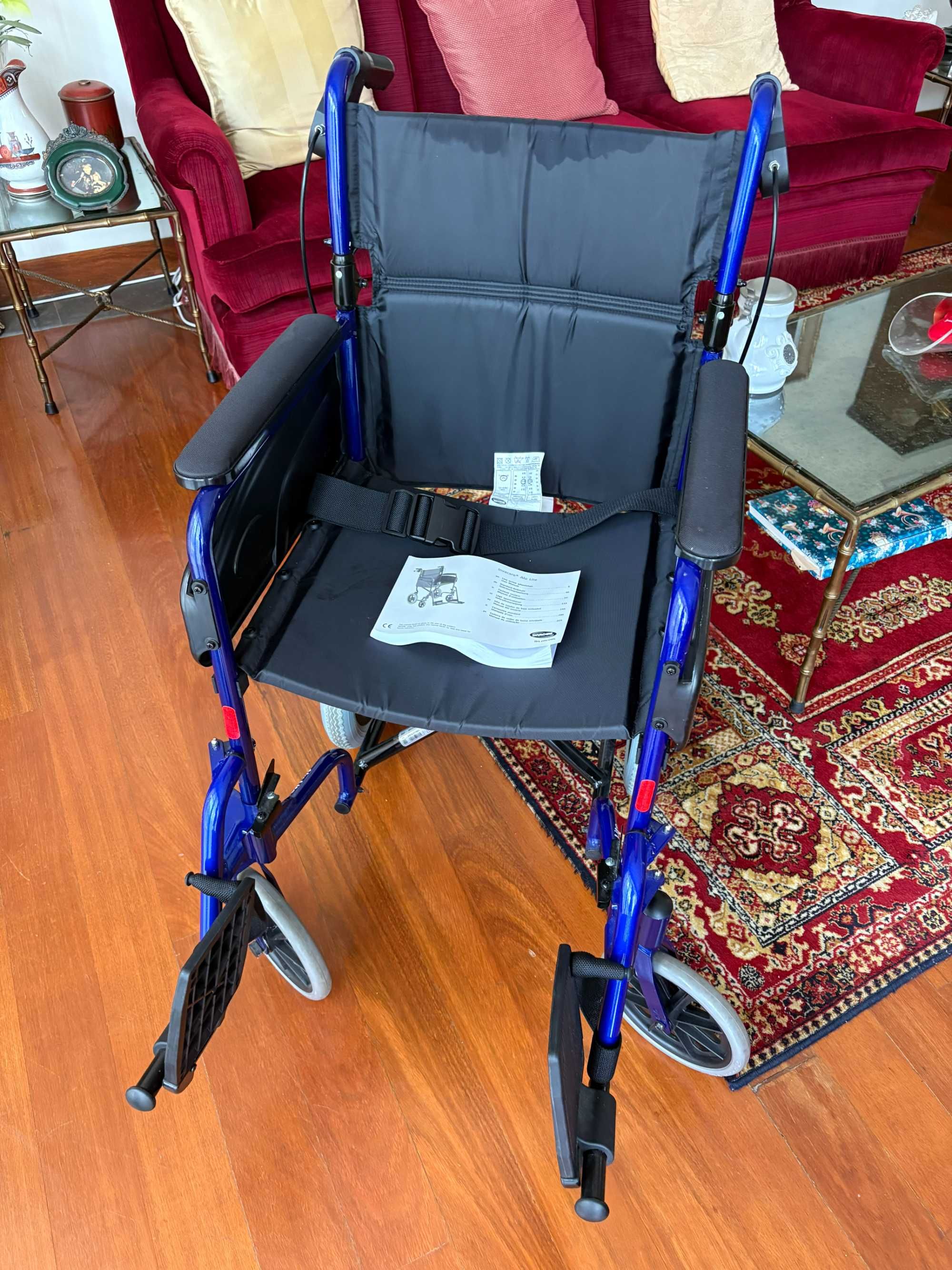 Vendo cadeira de rodas dobrável Invacare Alu Lite - como nova