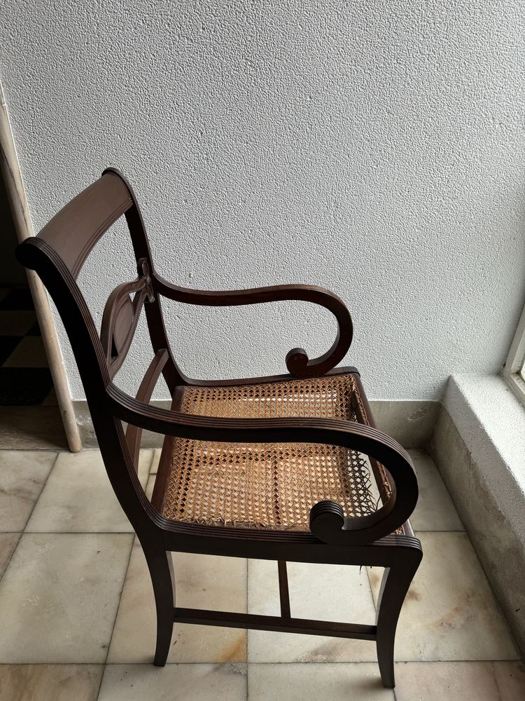 Cadeira Antiga com braços