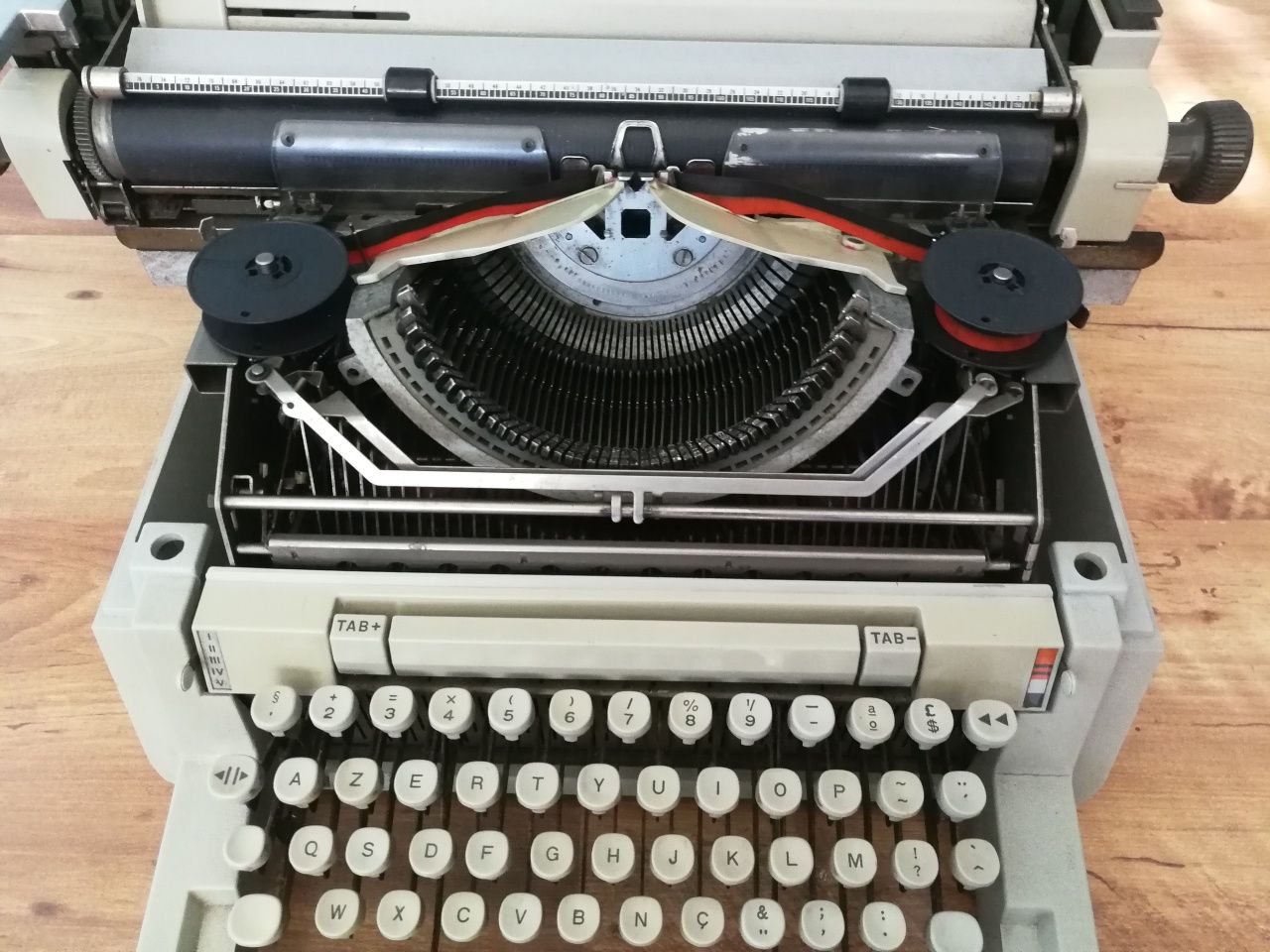 Máquina de escrever Olivetti Linea 98